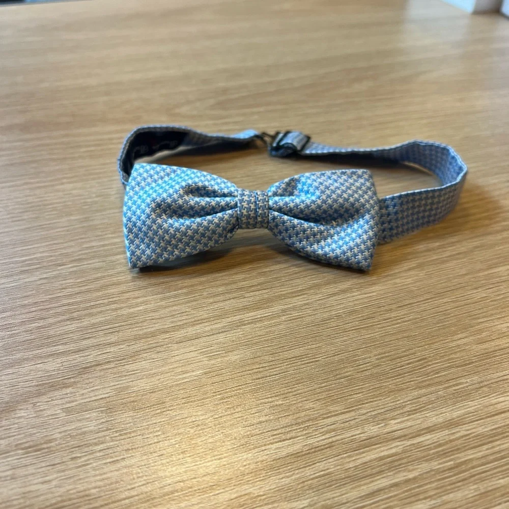 Brooks Brothers Boys Pre-Tied Adjustable Bowtie.